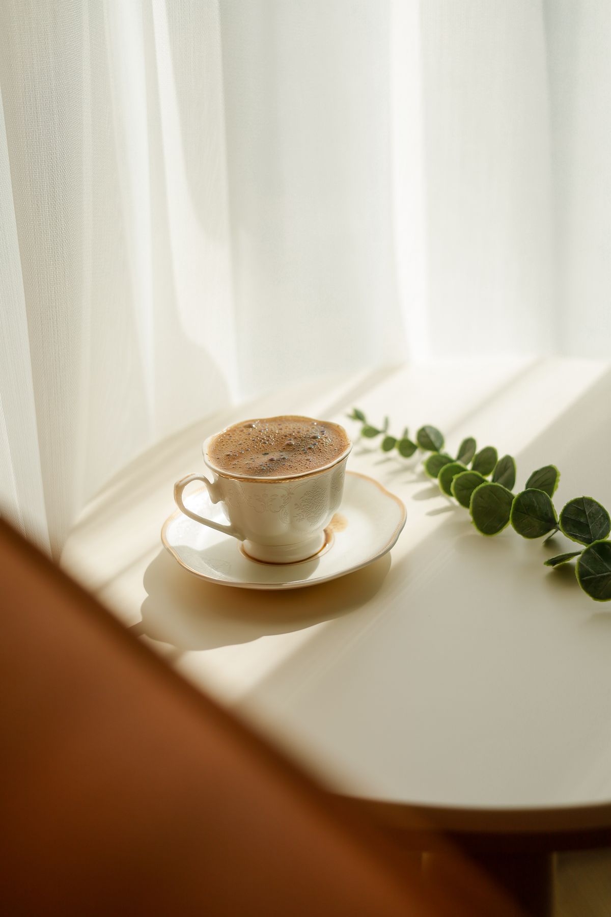 朝の光が差し込む窓辺のコーヒー